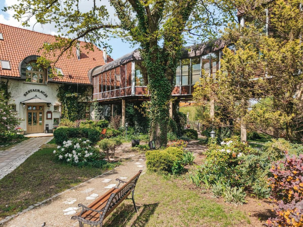 Palac Czarny Las Wożniki Exteriör bild