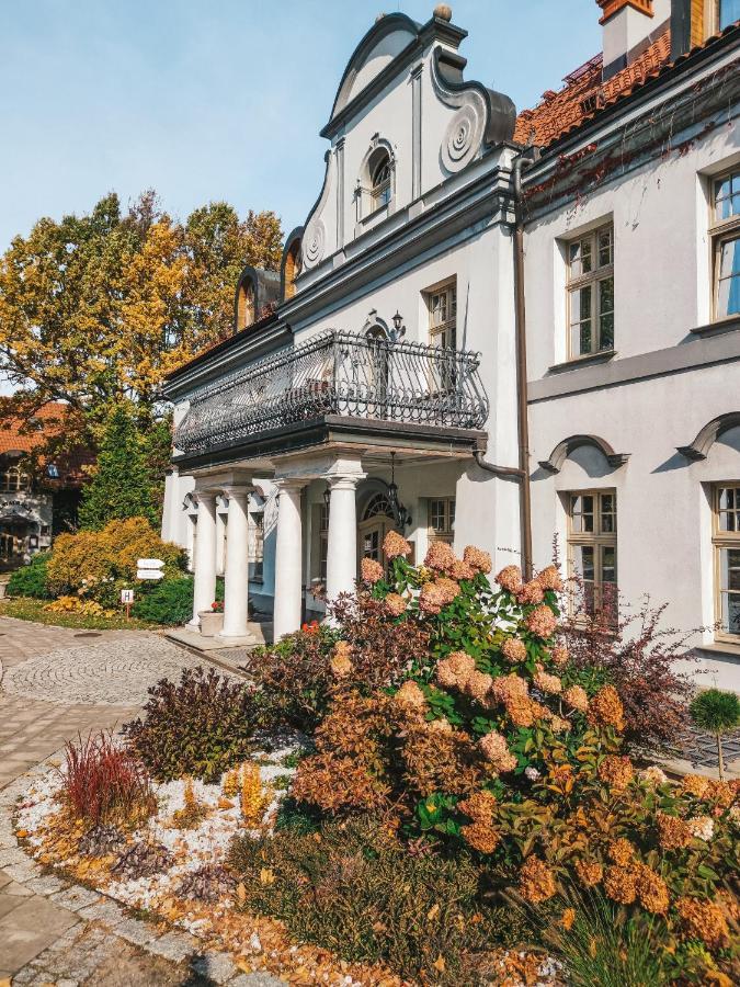 Palac Czarny Las Wożniki Exteriör bild