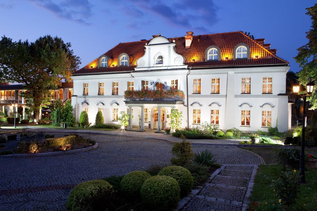 Palac Czarny Las Wożniki Exteriör bild