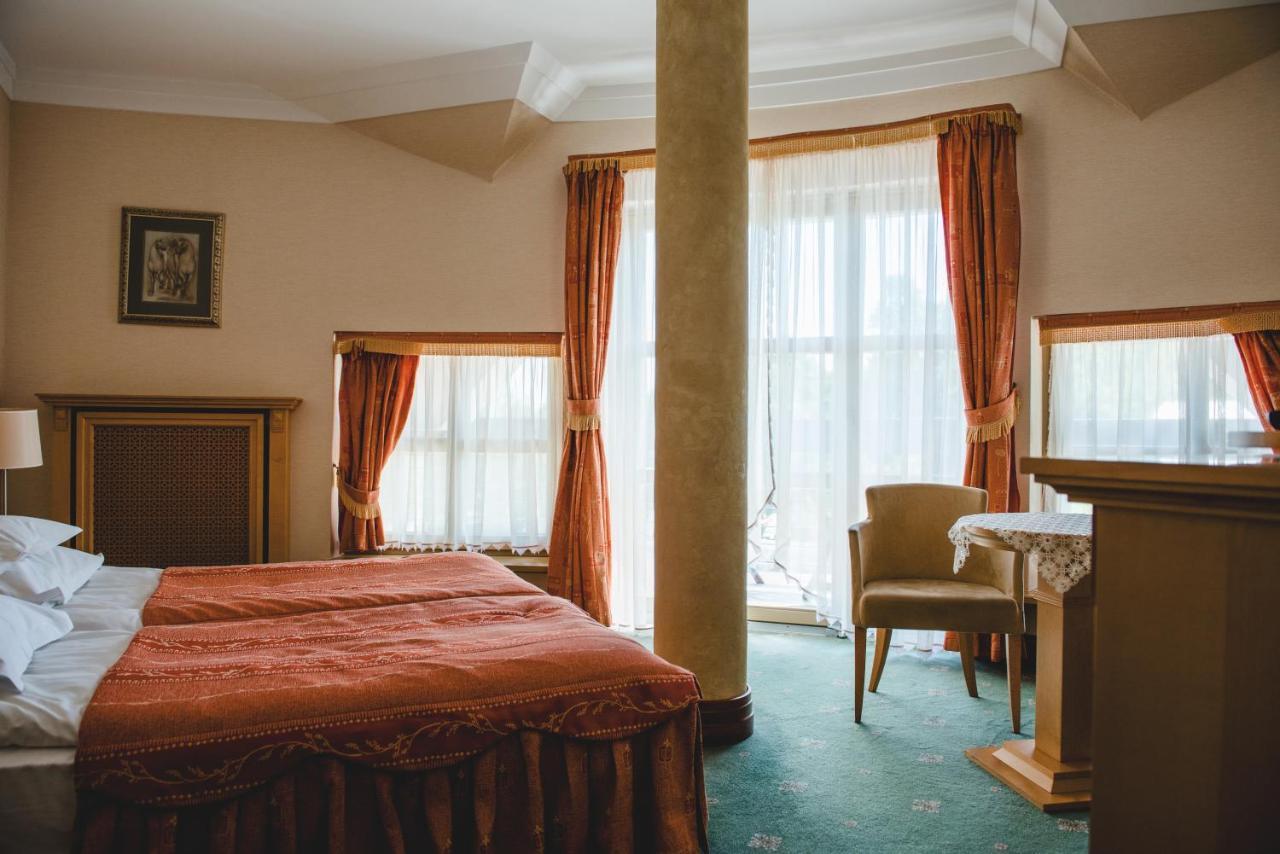 Palac Czarny Las Wożniki Exteriör bild