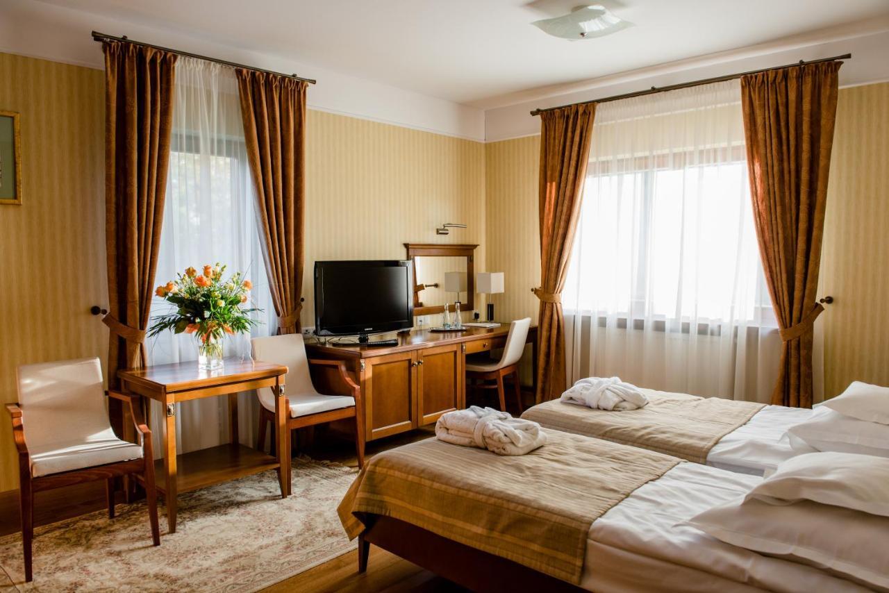 Palac Czarny Las Wożniki Exteriör bild