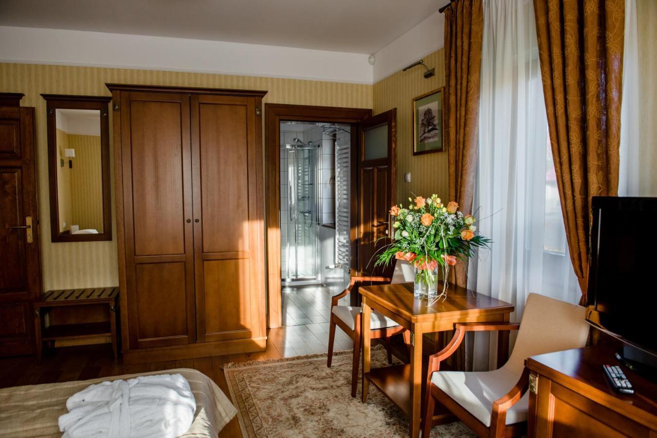 Palac Czarny Las Wożniki Exteriör bild